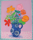 ピンクの背景の青い花瓶の花束